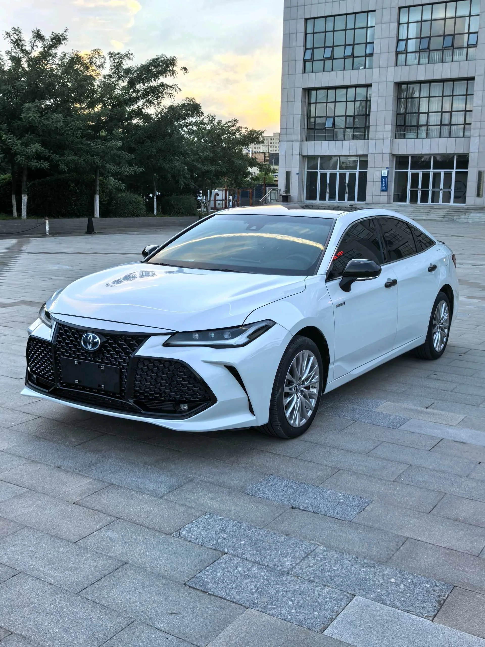 2023 Toyota Avalon Hybrid 2.5L CVT XLE Premium Automatic