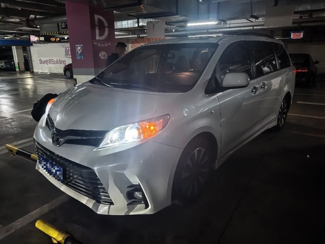 Toyota Sienna (Imported) 2019 Model Year Sienna 3.5 XLE 4WD 7-Seater U.S. Specification Automatic Transmission
