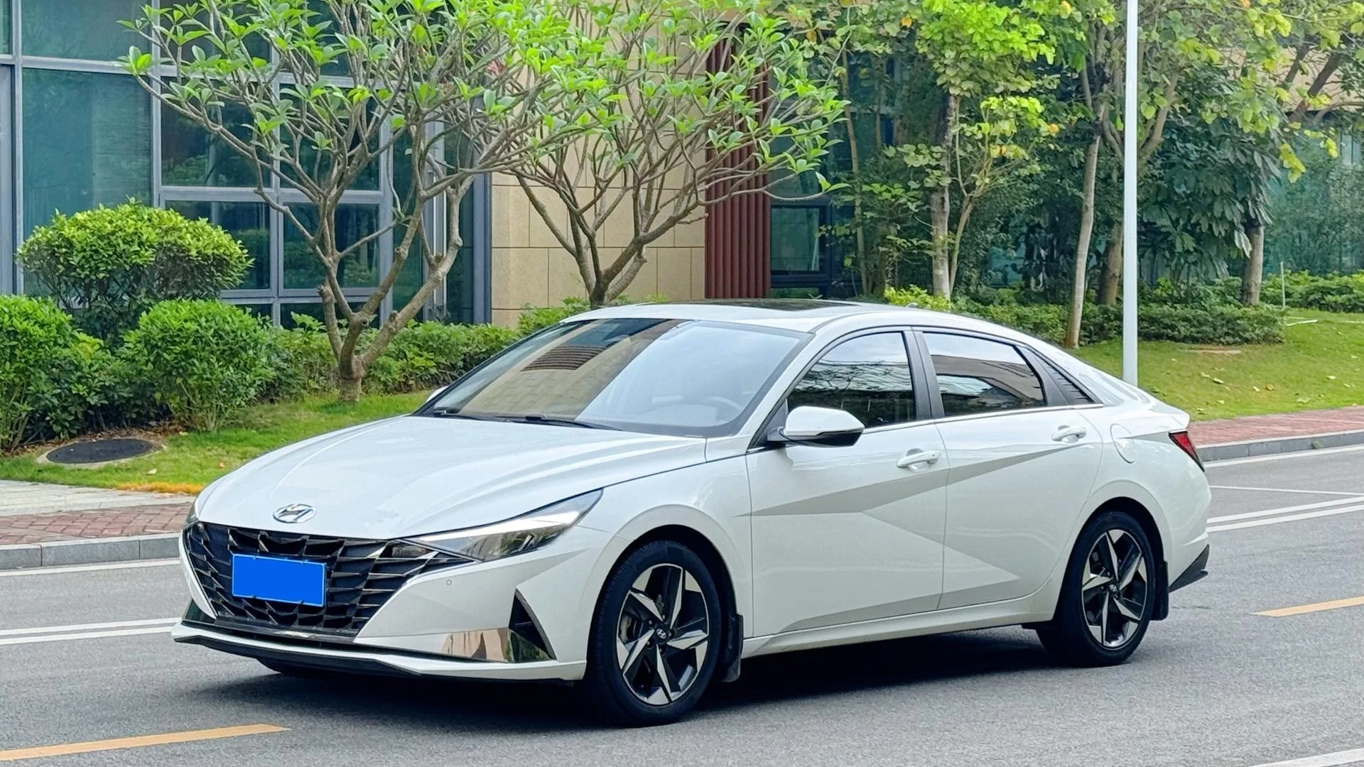 Hyundai Elantra 2021 1.5L CVT LUX Premium Edition