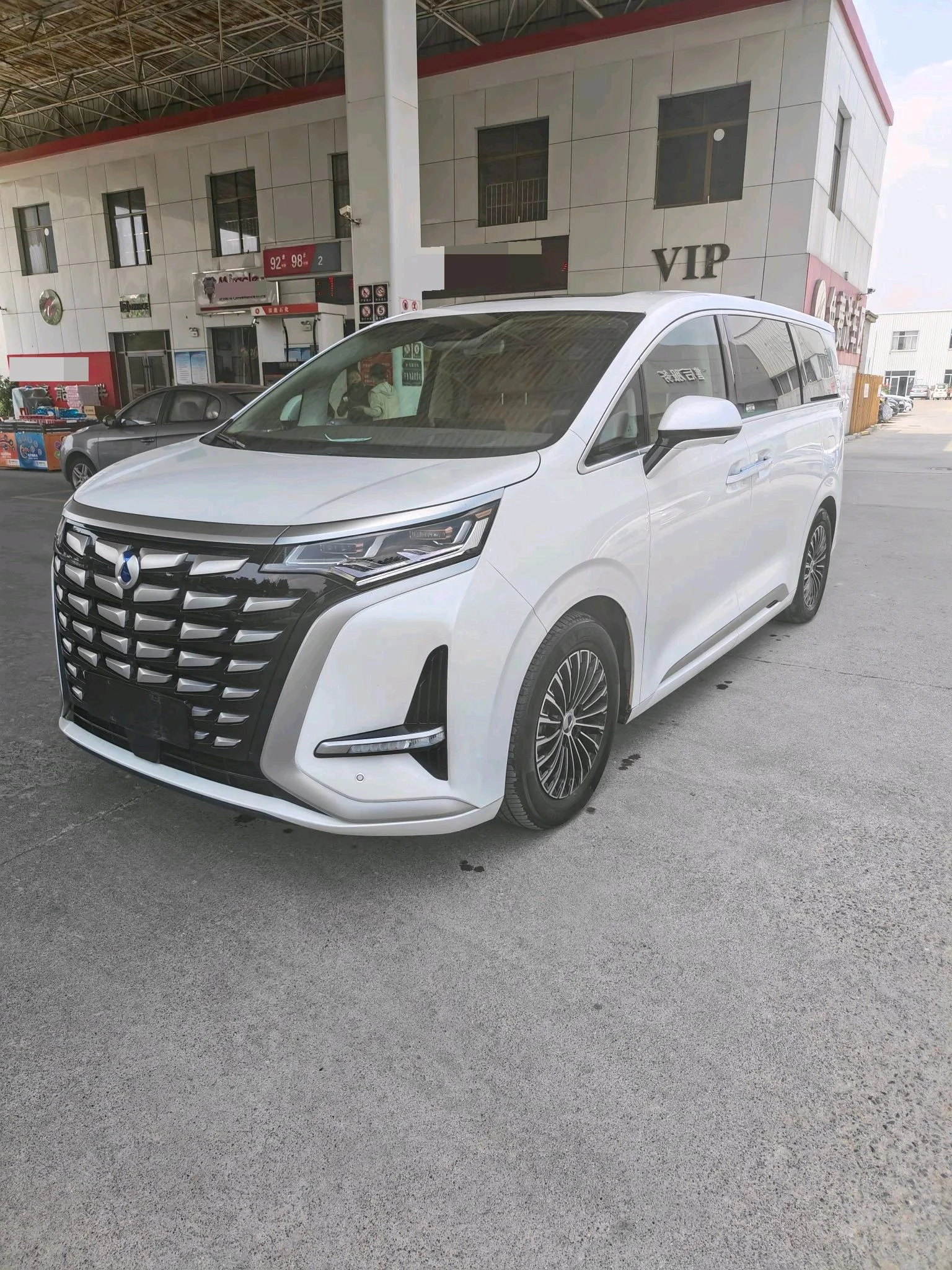 Denza D9 2022 DM-i 970 4WD Premium Edition