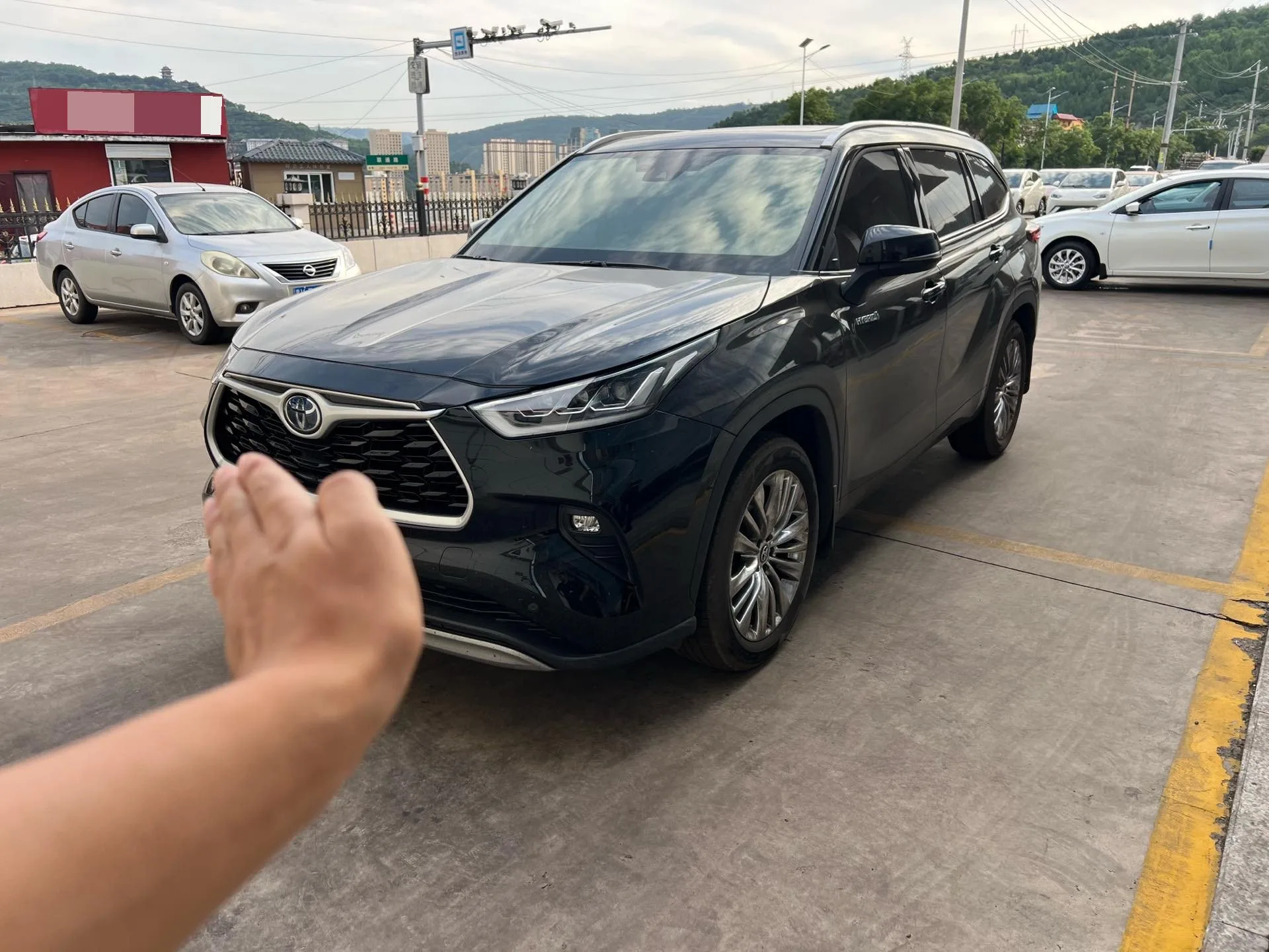 Toyota 2023 Highlander Hybrid 2.5L CVT Intelligent Electric Hybrid AWD Premium Edition 7-seater Automatic Transmission