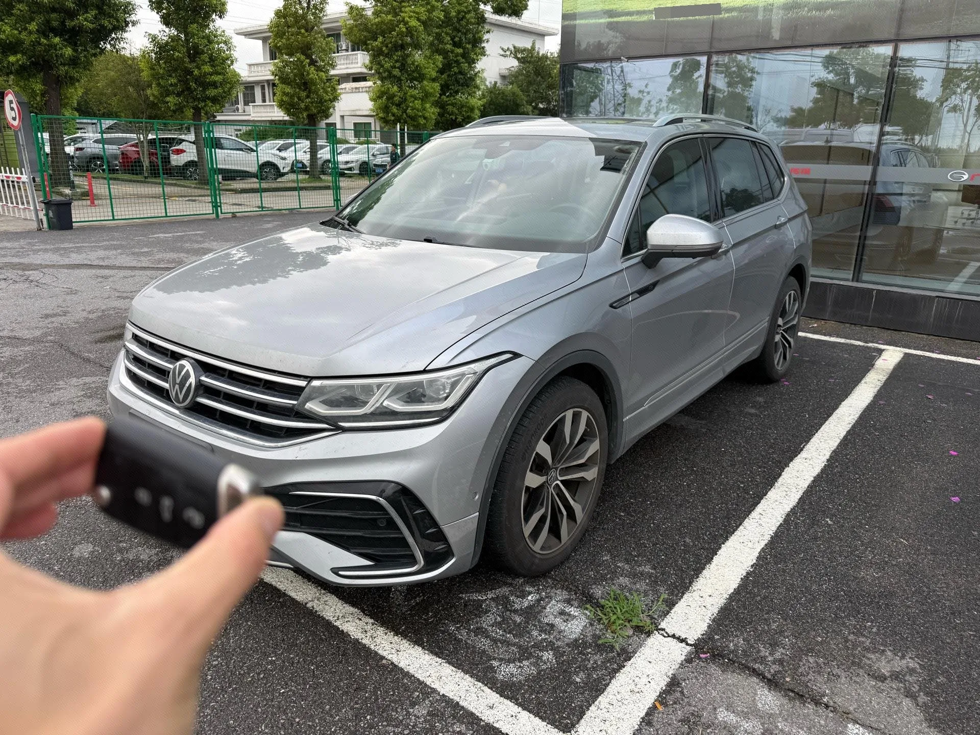 2022 Тигуан Л 380TSI Автоматический 4WD R-линия Премиум Версия 7-местный