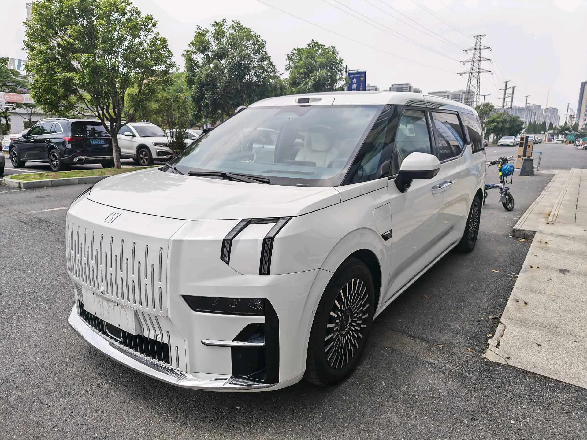 Zeekr 009 2024 Model Year, 7-Seater with Center Console, AWD, 108kWh