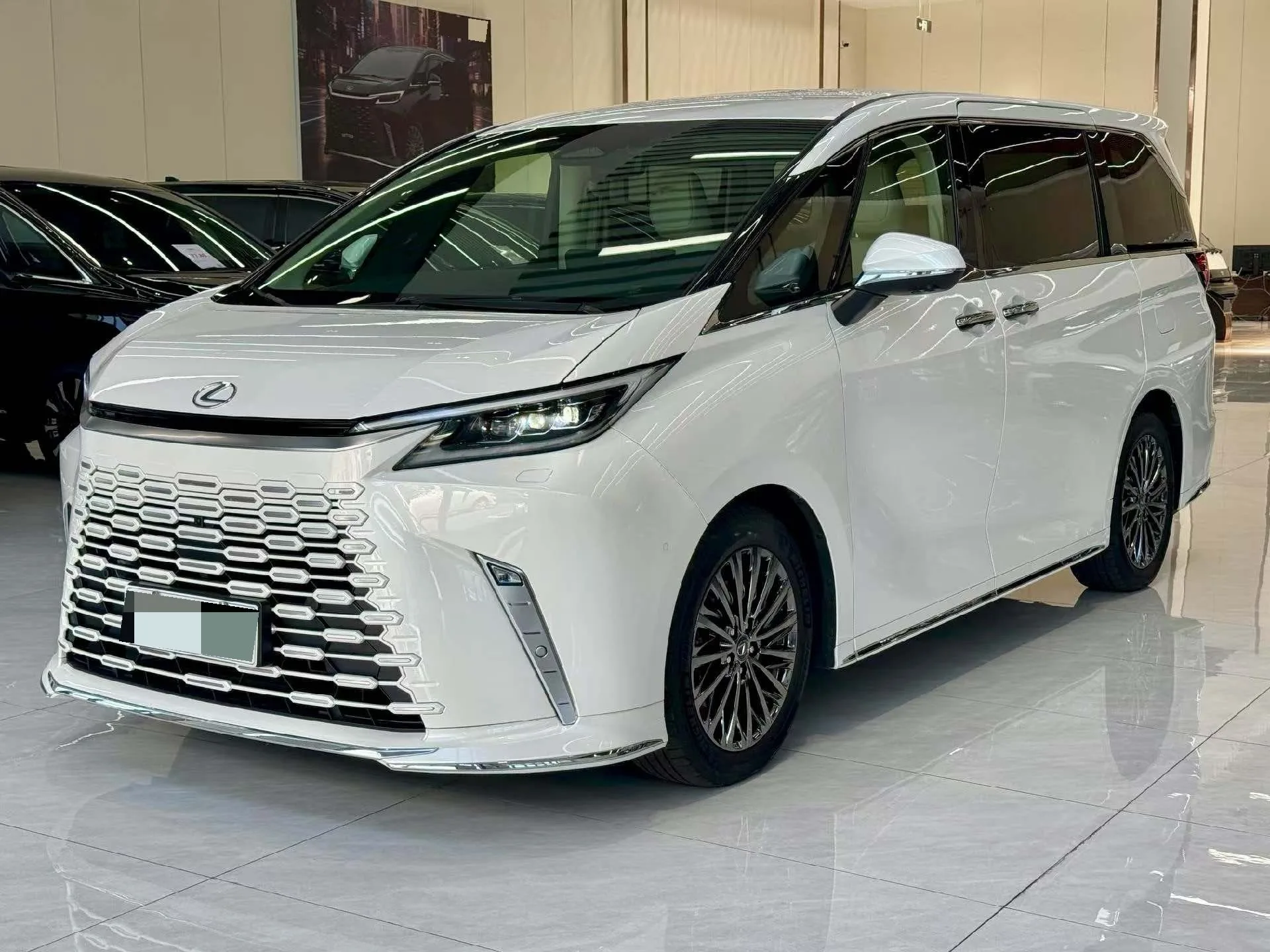 Lexus LM 2023 500h Six-Seat Premium Edition