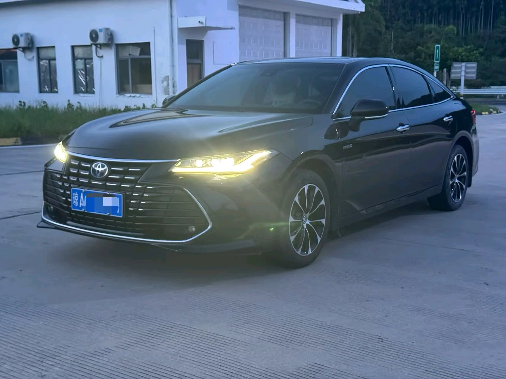 2022 Toyota Avalon Hybrid 2.5L Luxury Edition