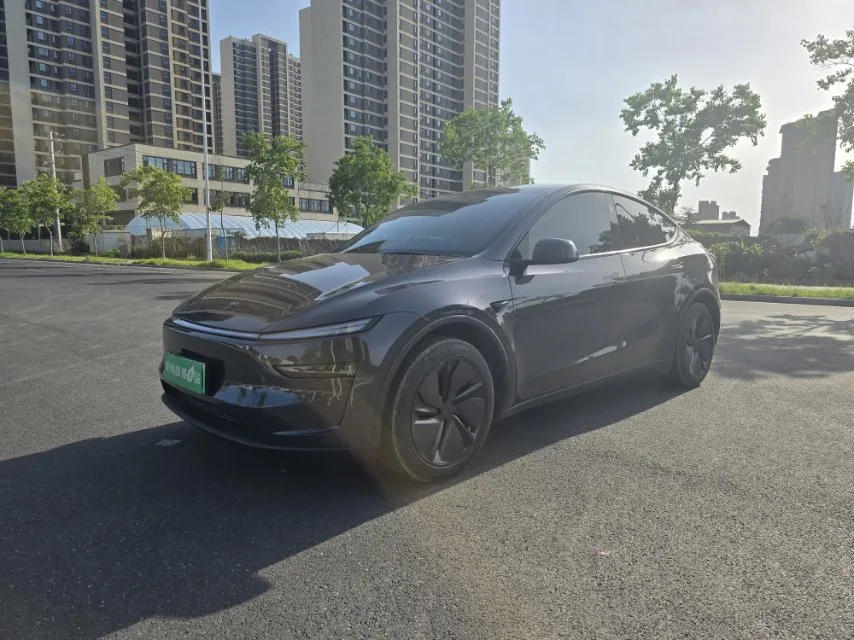 特斯拉 2025 模型 和 后轮 驾驶 自动的
