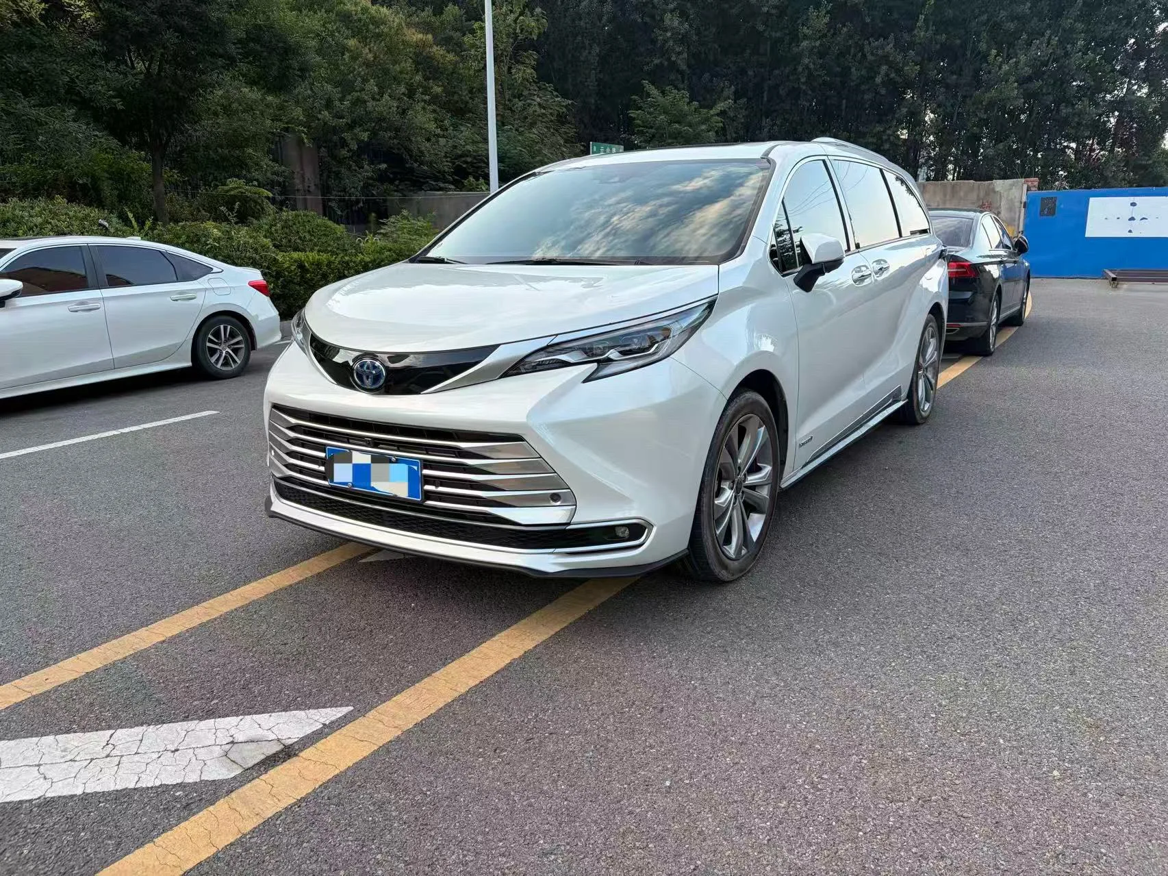 Toyota 2023 Sienna 2.5 CVT Platinum Edition Automatic