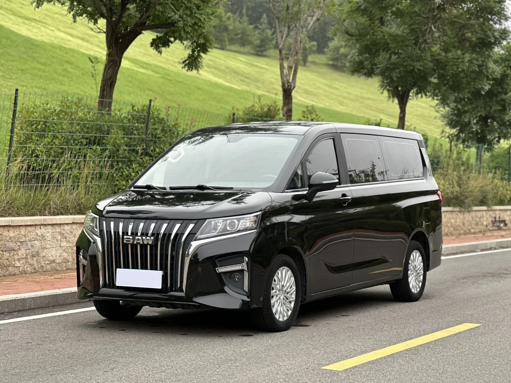 BAIC 2023 Ace M7 2.0 Long Wheelbase Business 7-Seater Automatic