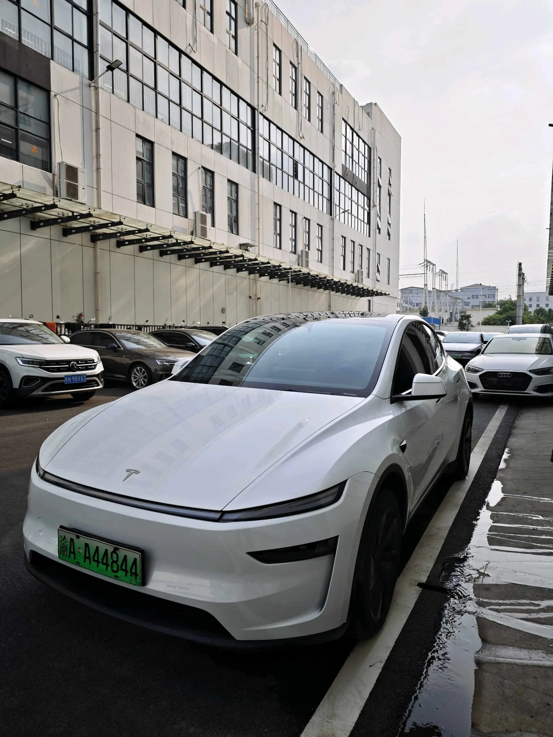 Tesla 2025 Model Y Rear-Wheel Drive Automatic