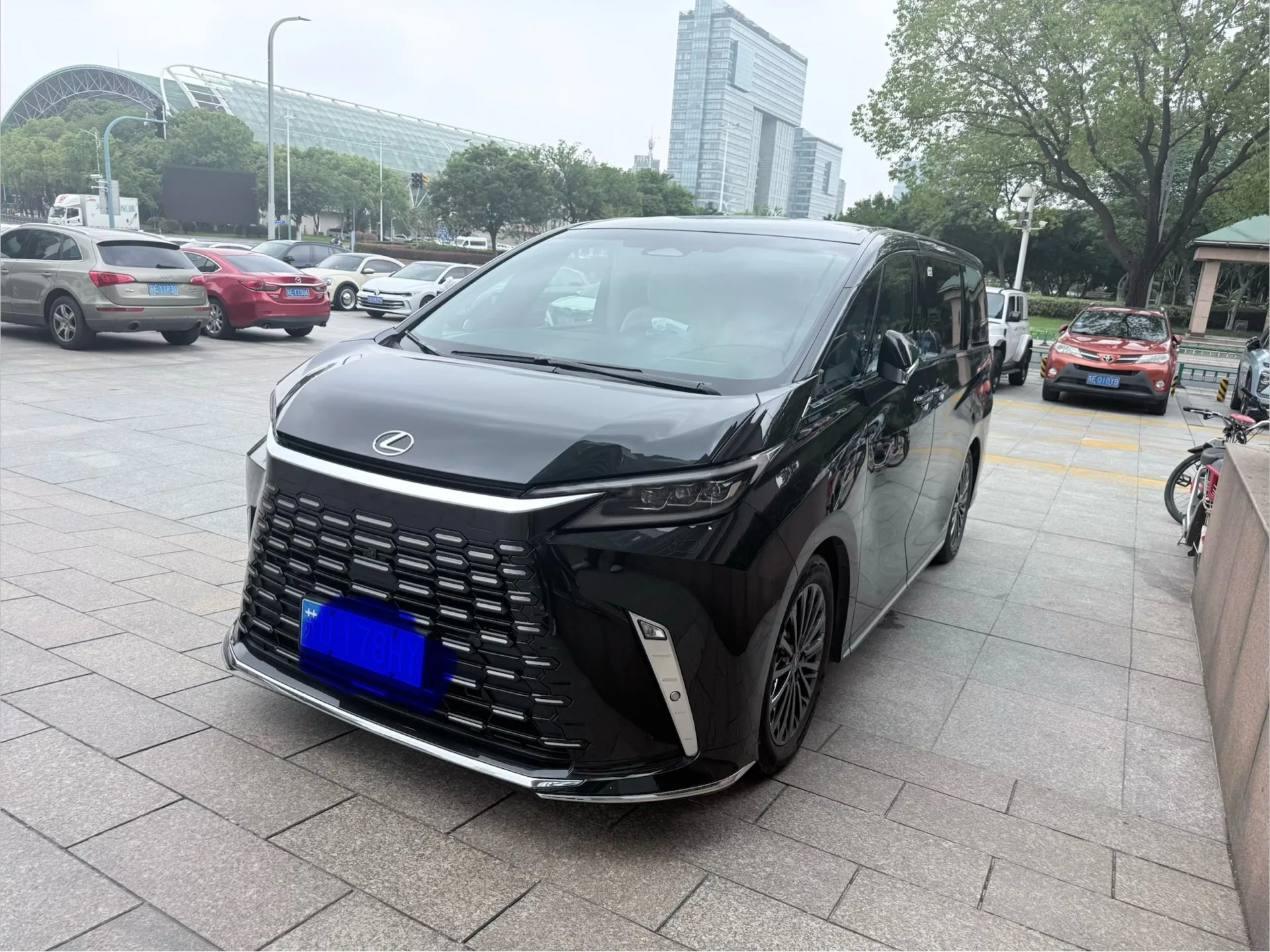 Lexus LM 2023 350h 7-Seat Elegant Edition